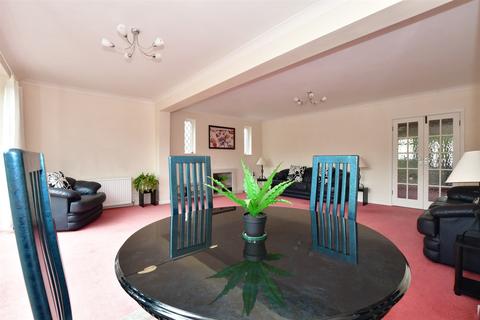 24a Waldegrave Gardens, Upminster, RM14 1UX