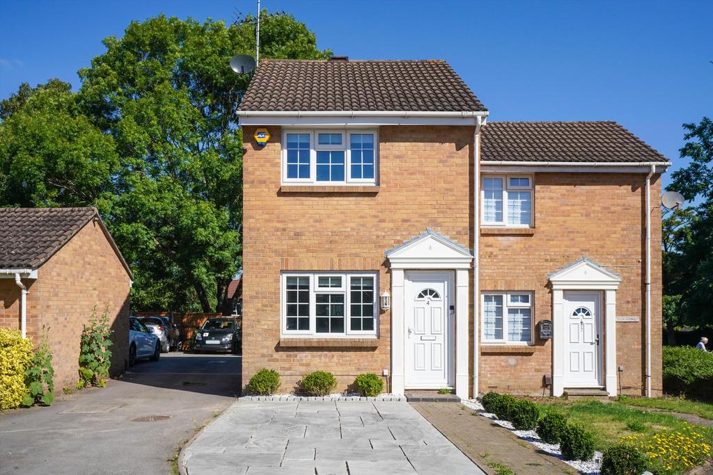 Finnart Close, Weybridge, Surrey, KT13 2 bed semidetached house £495,000