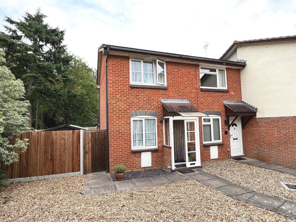 Derwent Road, Egham, Surrey, TW20 1 bed end of terrace house £300,000