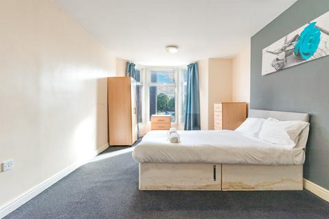 3 bedroom apartment to rent, 35 Heaton Road, Heaton