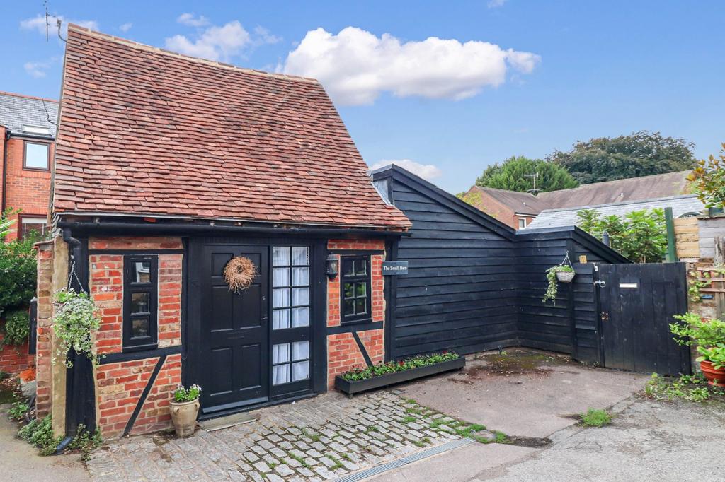 High Street, Kings Langley, Herts, WD4 2 bed detached house £550,000