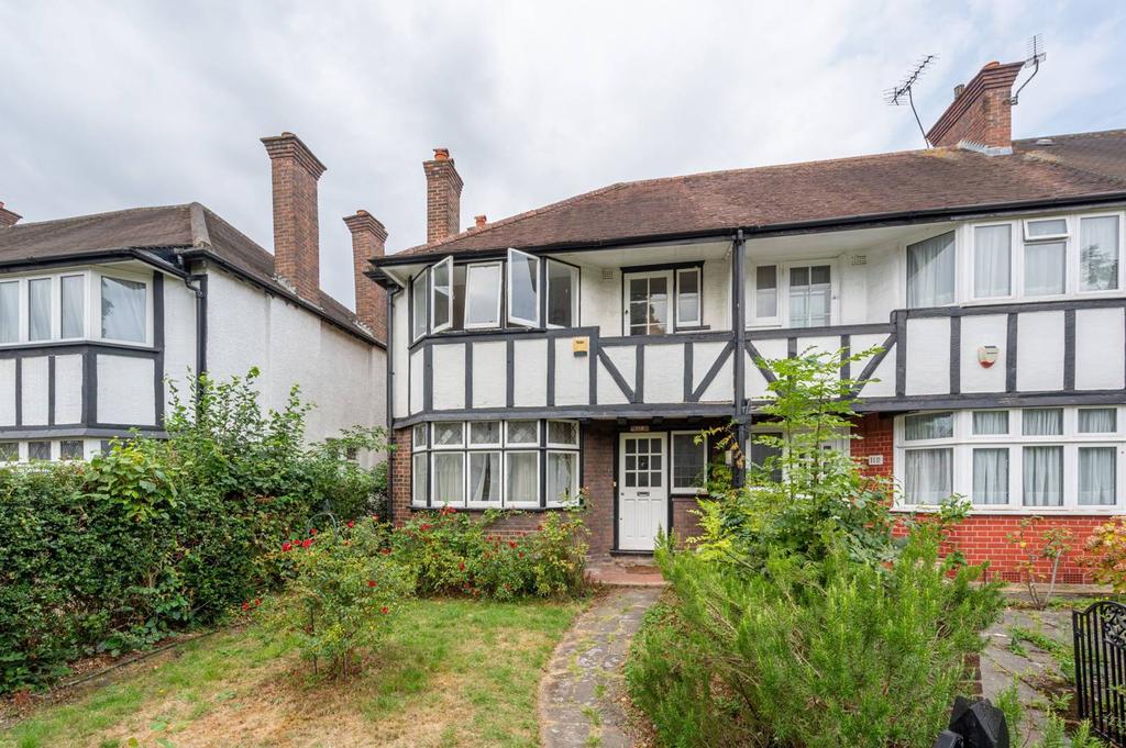 Princes Gardens, North Ealing... 4 bed house £3,300 pcm (£762 pw)