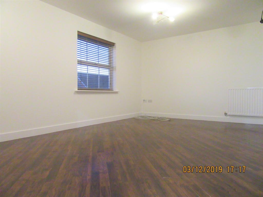 Bushy Close, Romford. 2 bed apartment £1,250 pcm (£288 pw)