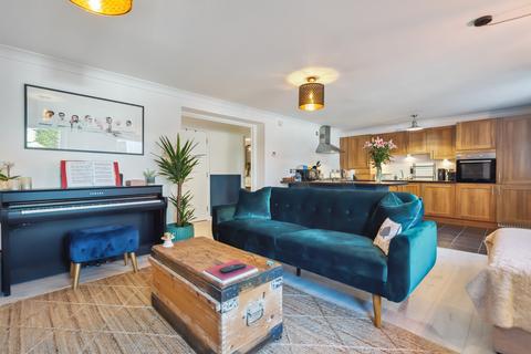 Flat 2, 2 Aidans Brae, Clarkston, Glasgow, G76 7EP