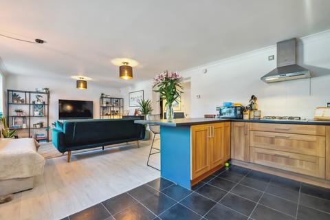 Flat 2, 2 Aidans Brae, Clarkston, Glasgow, G76 7EP