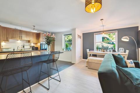 Flat 2, 2 Aidans Brae, Clarkston, Glasgow, G76 7EP
