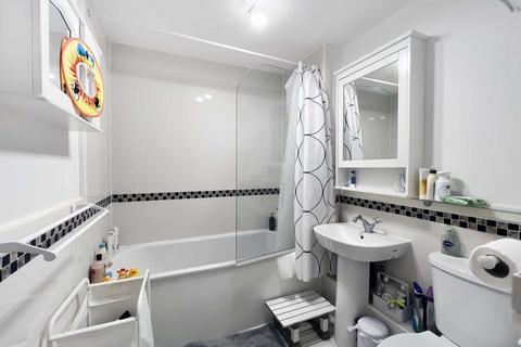 2 bedroom flat to rent, Stevens House, Jerome Place