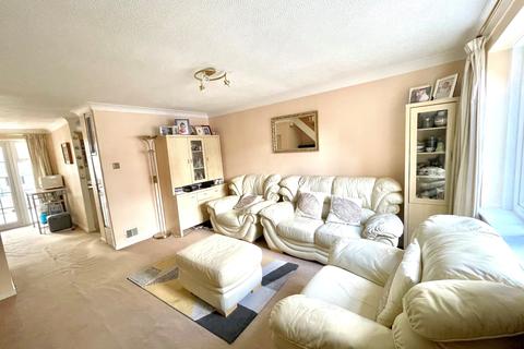 83 Larksfield, Englefield Green, Egham, TW20 0RA