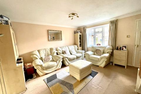 83 Larksfield, Englefield Green, Egham, TW20 0RA
