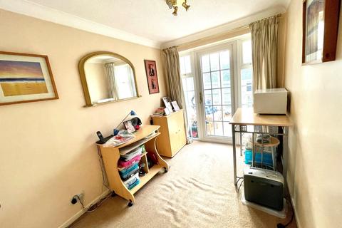 83 Larksfield, Englefield Green, Egham, TW20 0RA