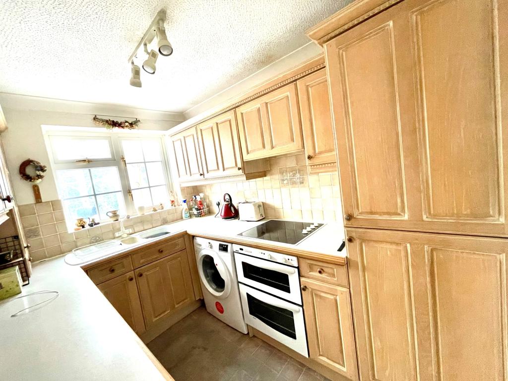 83 Larksfield KITCHEN