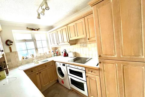 83 Larksfield, Englefield Green, Egham, TW20 0RA