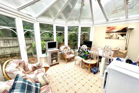 83 Larksfield, Englefield Green, Egham, TW20 0RA