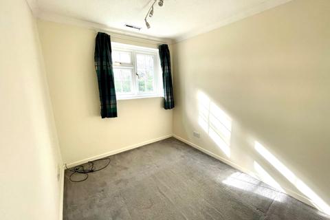 83 Larksfield, Englefield Green, Egham, TW20 0RA