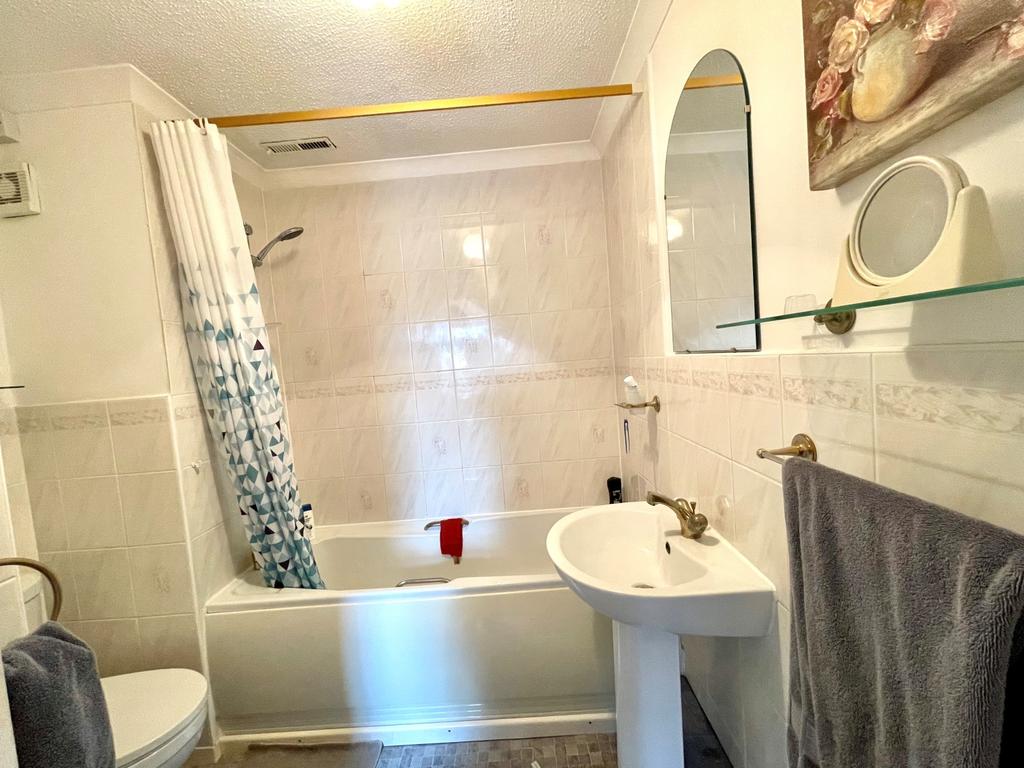 83 Larksfield BATHROOM