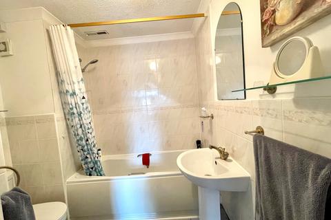 83 Larksfield, Englefield Green, Egham, TW20 0RA