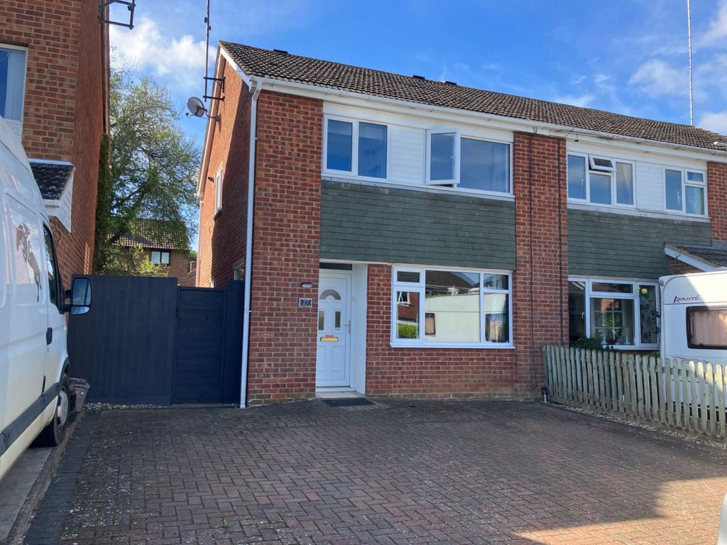 St Peters Way, Weedon, Northampton... 3 bed semidetached house £269,000