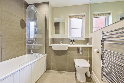 6 Gullivers Close, Farnham, GU9 8FP