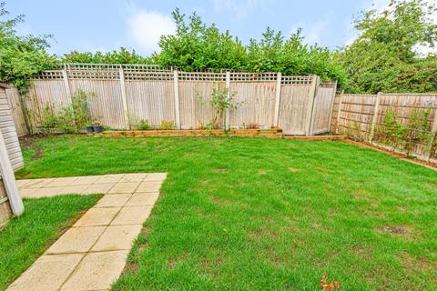 6 Gullivers Close, Farnham, GU9 8FP