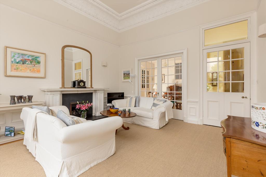 Buckingham Terrace, Edinburgh, EH4 2 bed flat £600,000