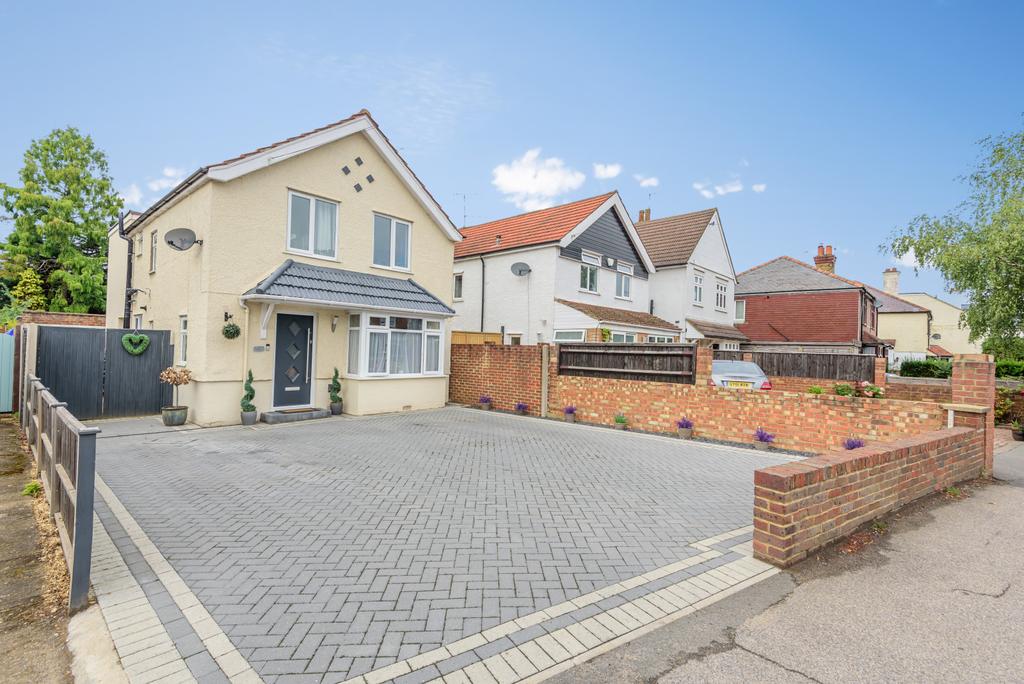Woodham Lane, New Haw, KT15 4 bed detached house £625,000