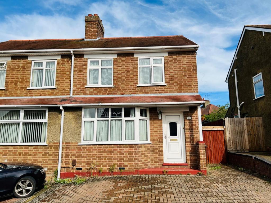Broadway East, The Headlands, Northampton NN3 2PU 2 bed semidetached