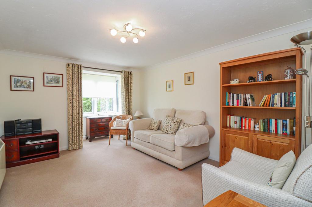 Breakspear Court, Abbots Langley... 2 bed flat £300,000