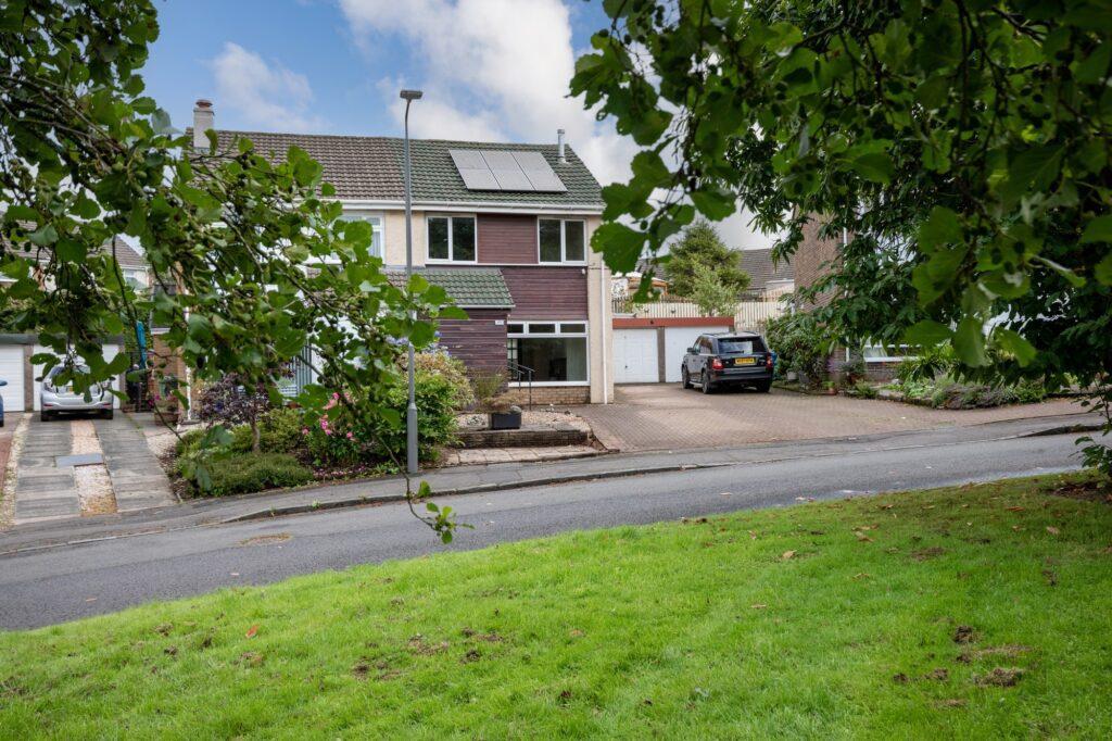 Kingston Avenue, Neilston 3 bed semidetached villa £135,000