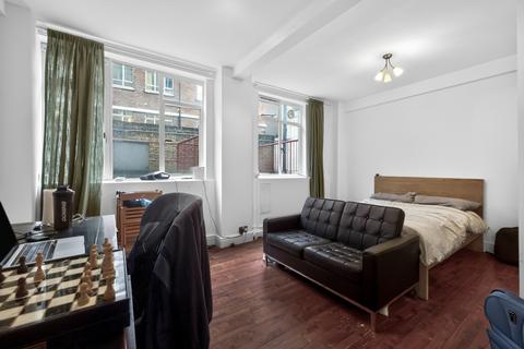 Studio to rent, Charterhouse Square, London, EC1M