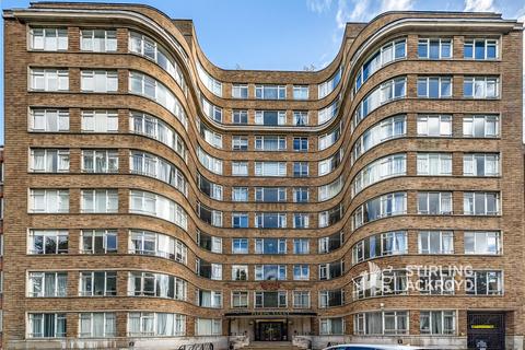 Studio to rent, Charterhouse Square, London, EC1M