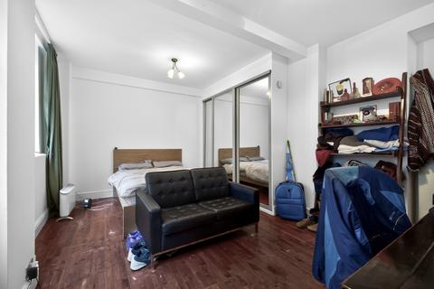 Studio to rent, Charterhouse Square, London, EC1M