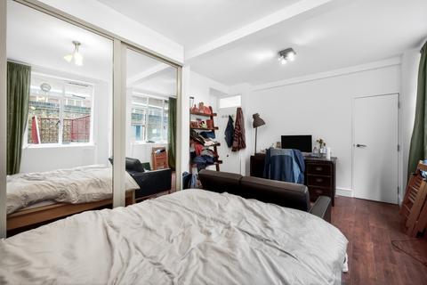 Studio to rent, Charterhouse Square, London, EC1M