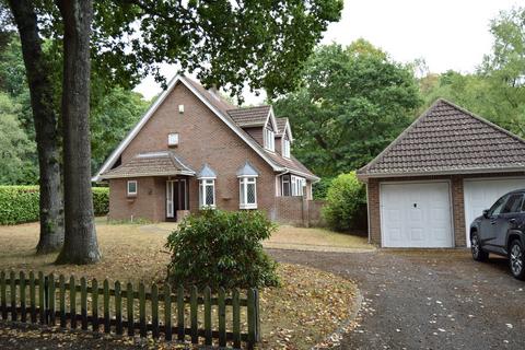 4 bedroom detached house to rent, Airetons Close, Broadstone