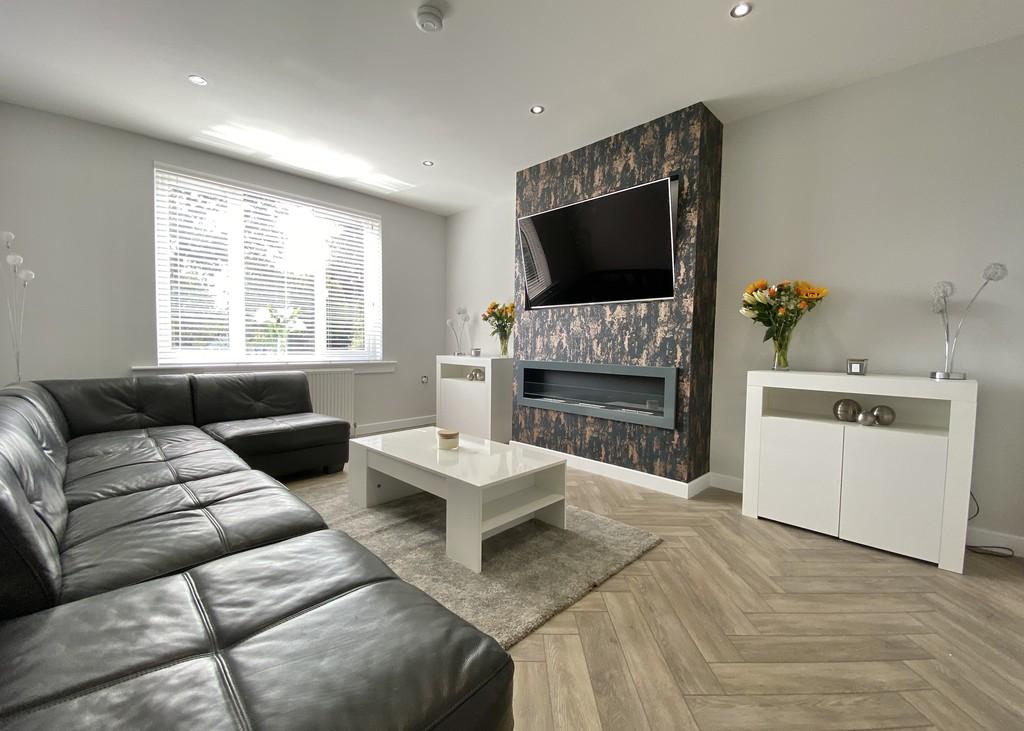East Thomson Street, Clydebank G81 2BS 3 bed end of terrace house £