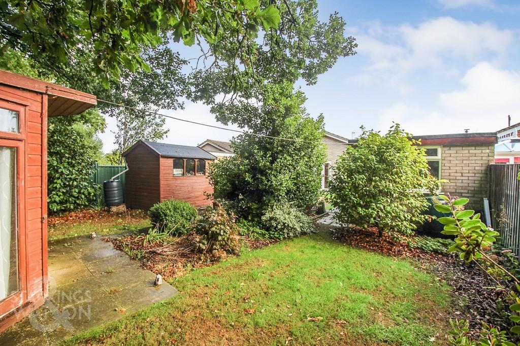 Cawstons Meadow, Poringland, Norwich 3 bed detached bungalow £260,000