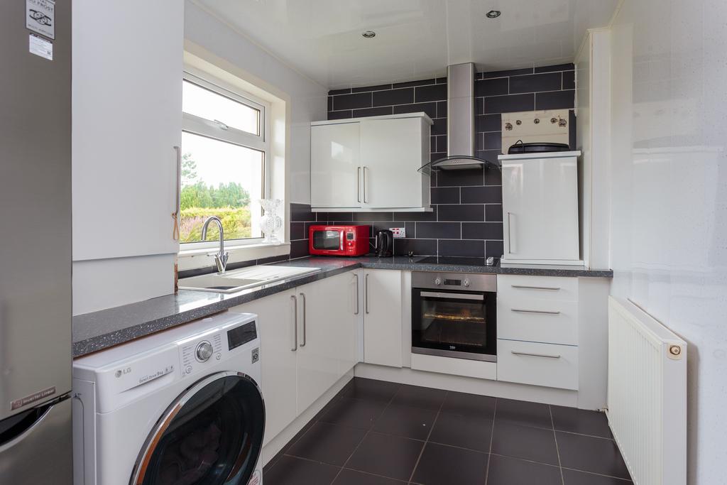 13 Windsor Drive, Penicuik, EH26 2 bed terraced house £160,000