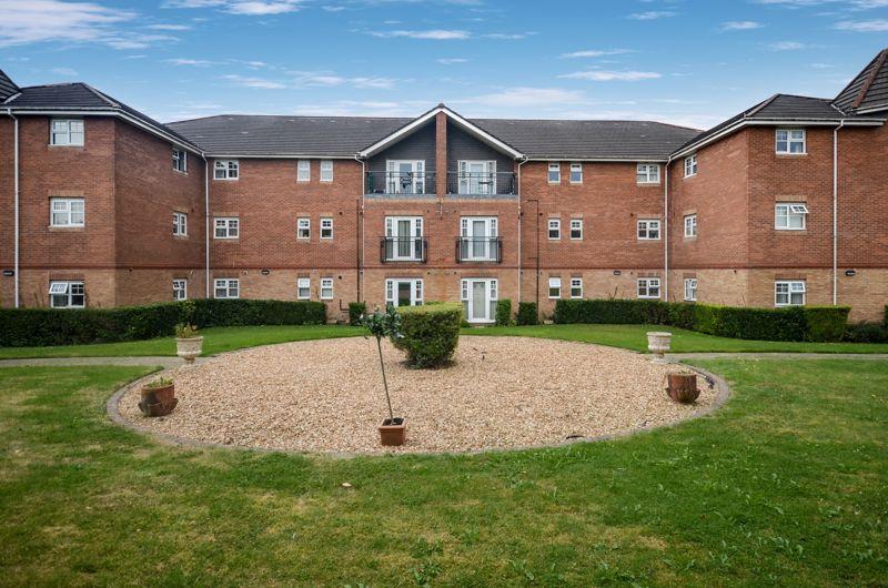 Hampton Court Way, Widnes 2 bed apartment £675 pcm (£156 pw)