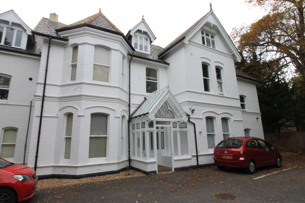 Cavendish Road, Bournemouth, 3 bed flat £1,400 pcm (£323 pw)