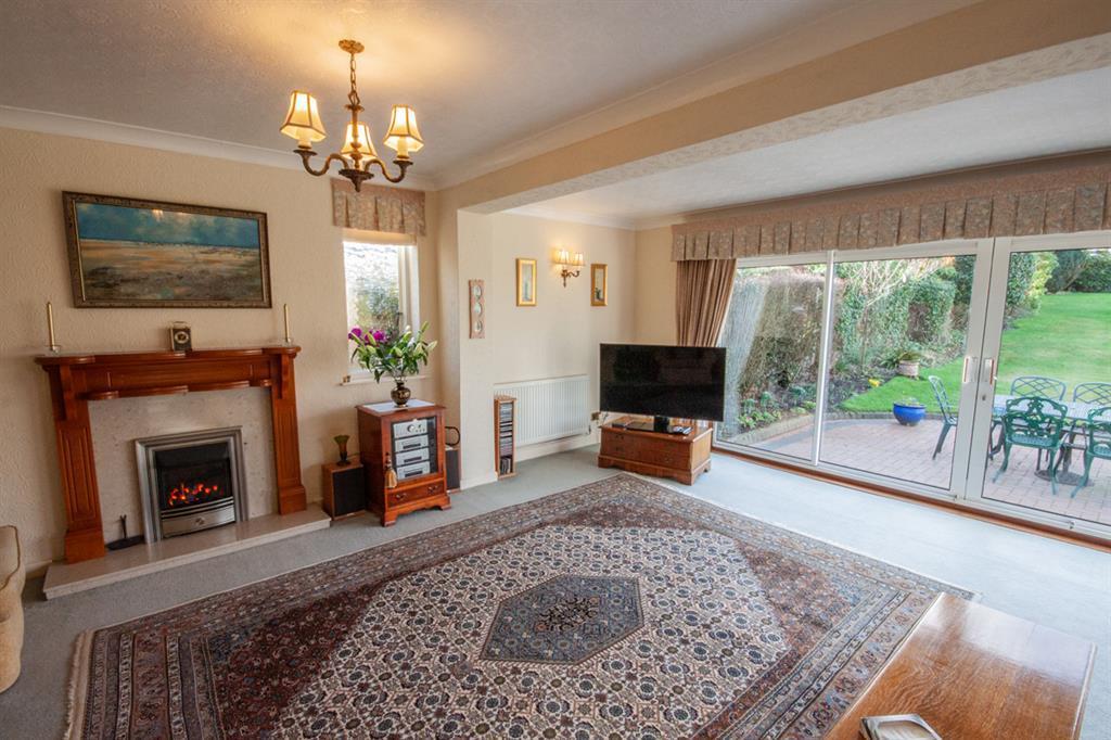 Burntwood Road, Hammerwich, Burntwood, WS7 0JW 3 bed detached bungalow
