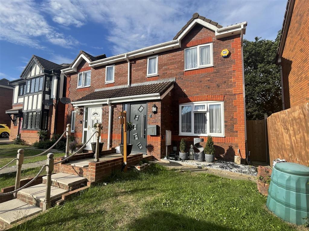 Mountain Ash Close, Hailsham 3 bed semidetached house £325,000