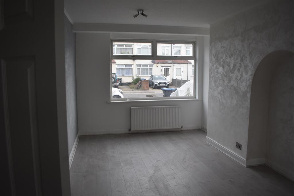 Newbury Avenue, Enfield 3 bed house £1,900 pcm (£438 pw)