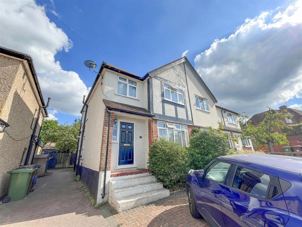 Wayside Avenue, Bushey 3 bed semidetached house £660,000
