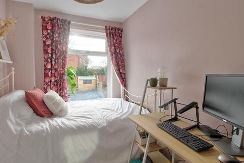 552 Oldham Road, Middleton, Manchester, M24 2EB