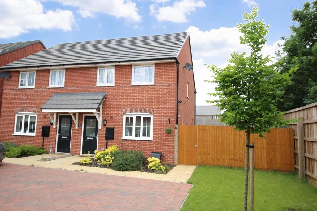 Holly Drive, Brixworth... 3 bed semidetached house £260,000