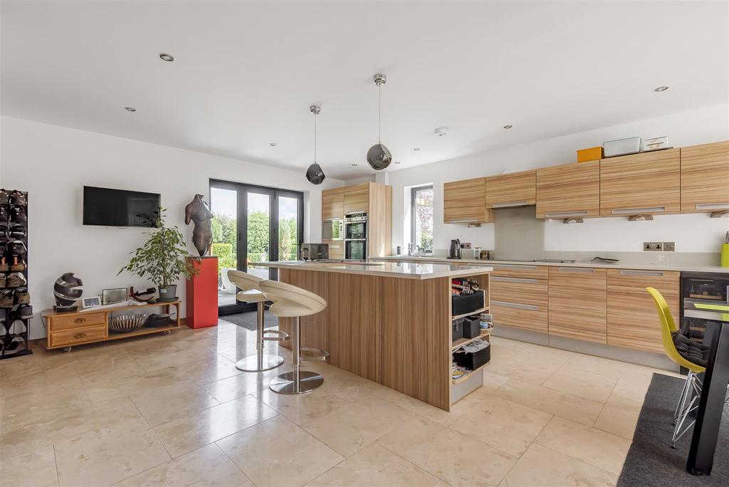Martel Close, Broadmayne, Dorchester 5 bed detached house for sale £