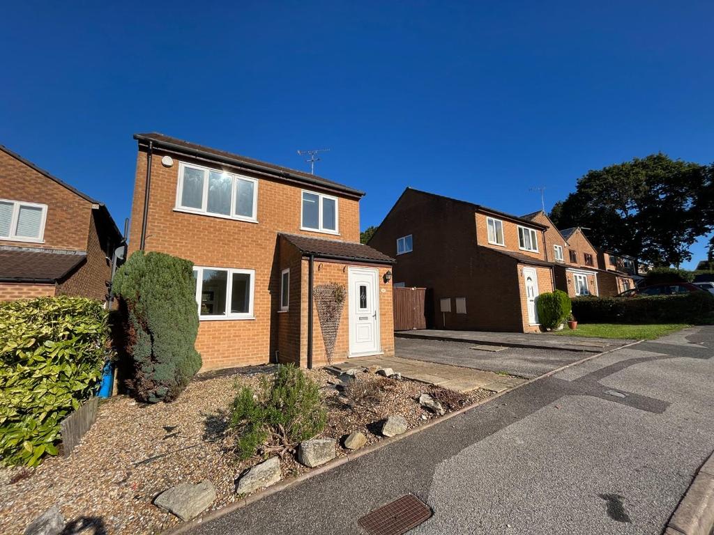 Sandpiper Close, Creekmoor, Poole 3 bed detached house £1,500 pcm (£