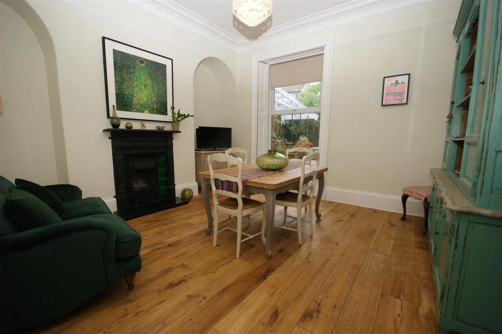 The Crescent, Hipperholme, Halifax 4 bed terraced house £1,250 pcm (£