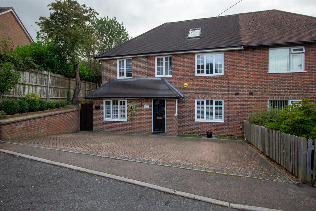 Lowfield Road, Haywards Heath 4 bed semidetached house £2,250 pcm (£