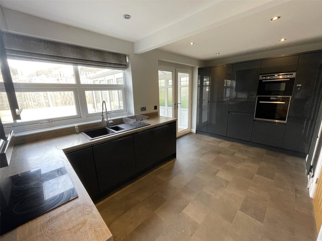 Coleridge Crescent, Wrenthorpe... 3 bed semidetached house £240,000