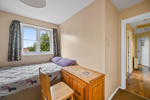 29 Stirling Grove, Hounslow, TW3 1QG